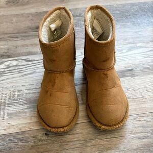 FREE w/purchase girls cozy boots